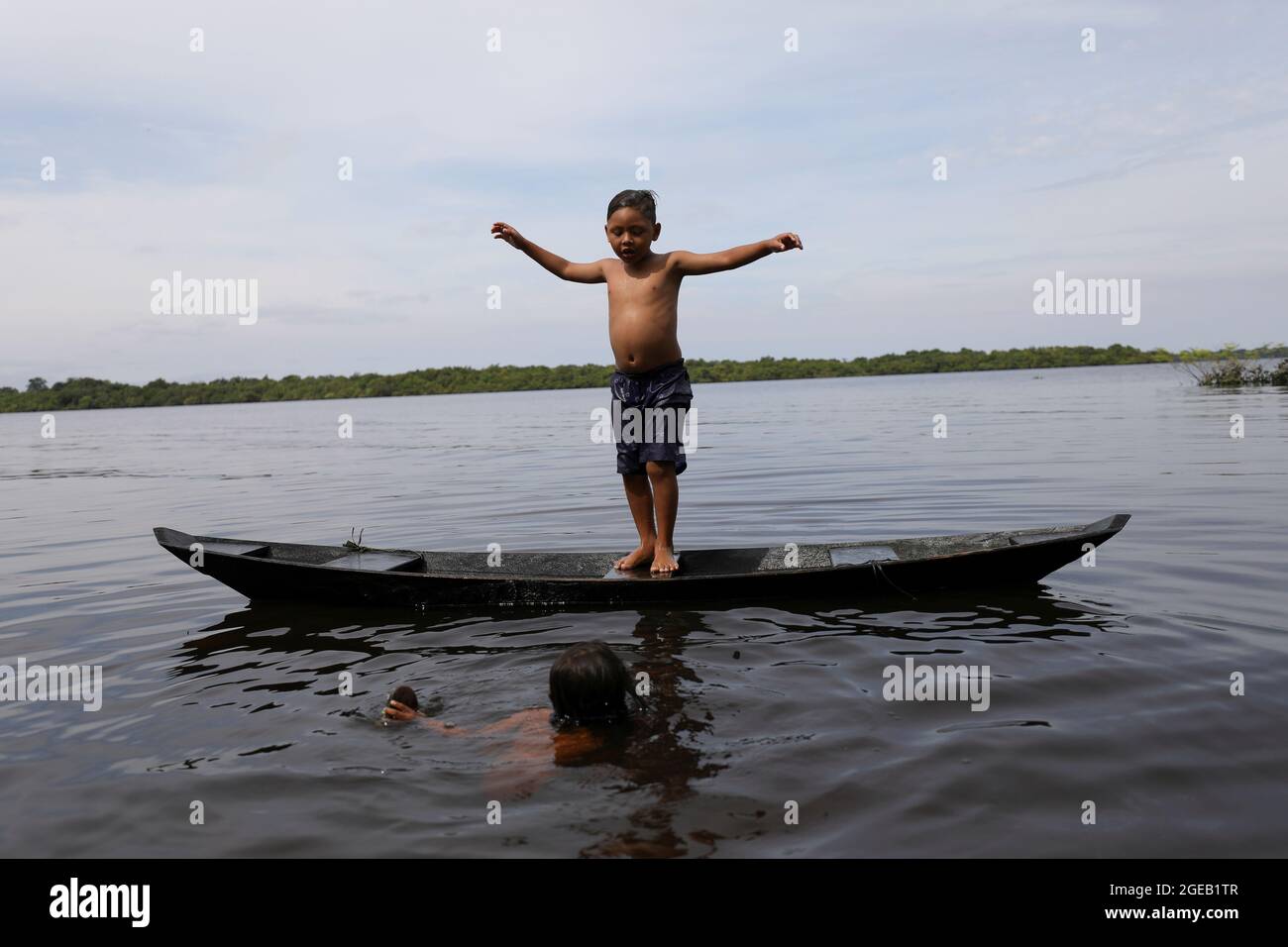 Indigene Kinder der ethnischen Gruppe Kambeba spielen in der Tres  Unidos-Gemeinde in einem Kanu, wo Ribeirinhos (Flussbewohner) und indigene  Völker an einem Kanukurs im Rahmen des Indigenen Kanuprojekts der  brasilianischen Kanuföderation (CBCA)