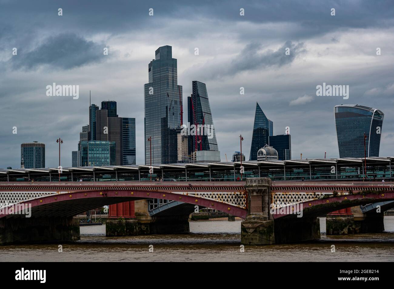 Blick auf die Türme der City of London und die Blackfriars-Brücke vom South Bank Stockfoto