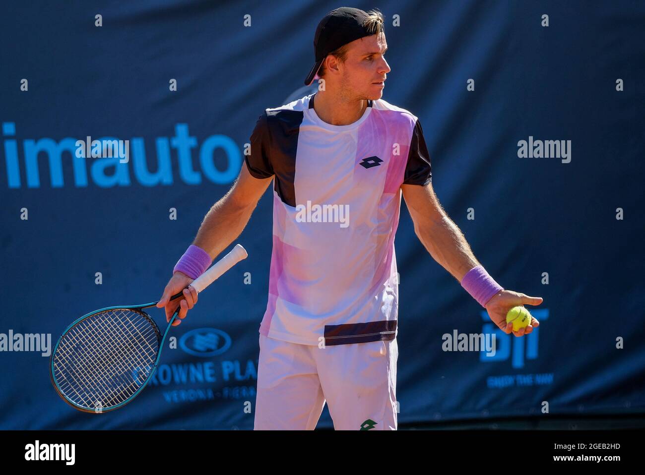 Verona, Italien. August 2021. Dmitry Popko (Kazakistan) protestiert für die refereeâ&#x80;&#x9a;Ã&#x84;os Entscheidung während der ATP80 Challenger - Verona - Mittwoch, Tennis Internationals in Verona, Italien, August 18 2021 Quelle: Independent Photo Agency/Alamy Live News Stockfoto