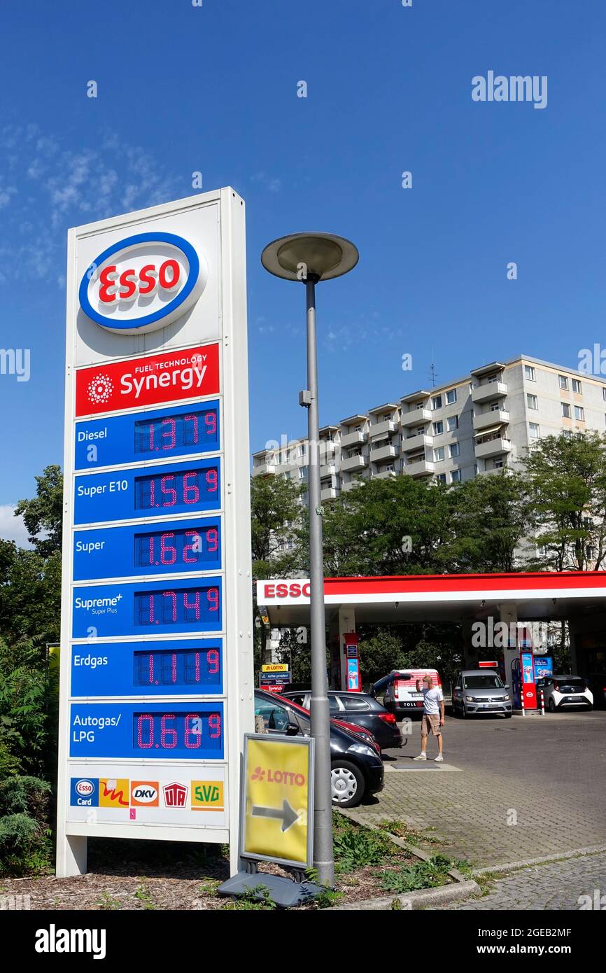 Esso Tankstelle in Berlin, Deutschland Stockfotografie Alamy