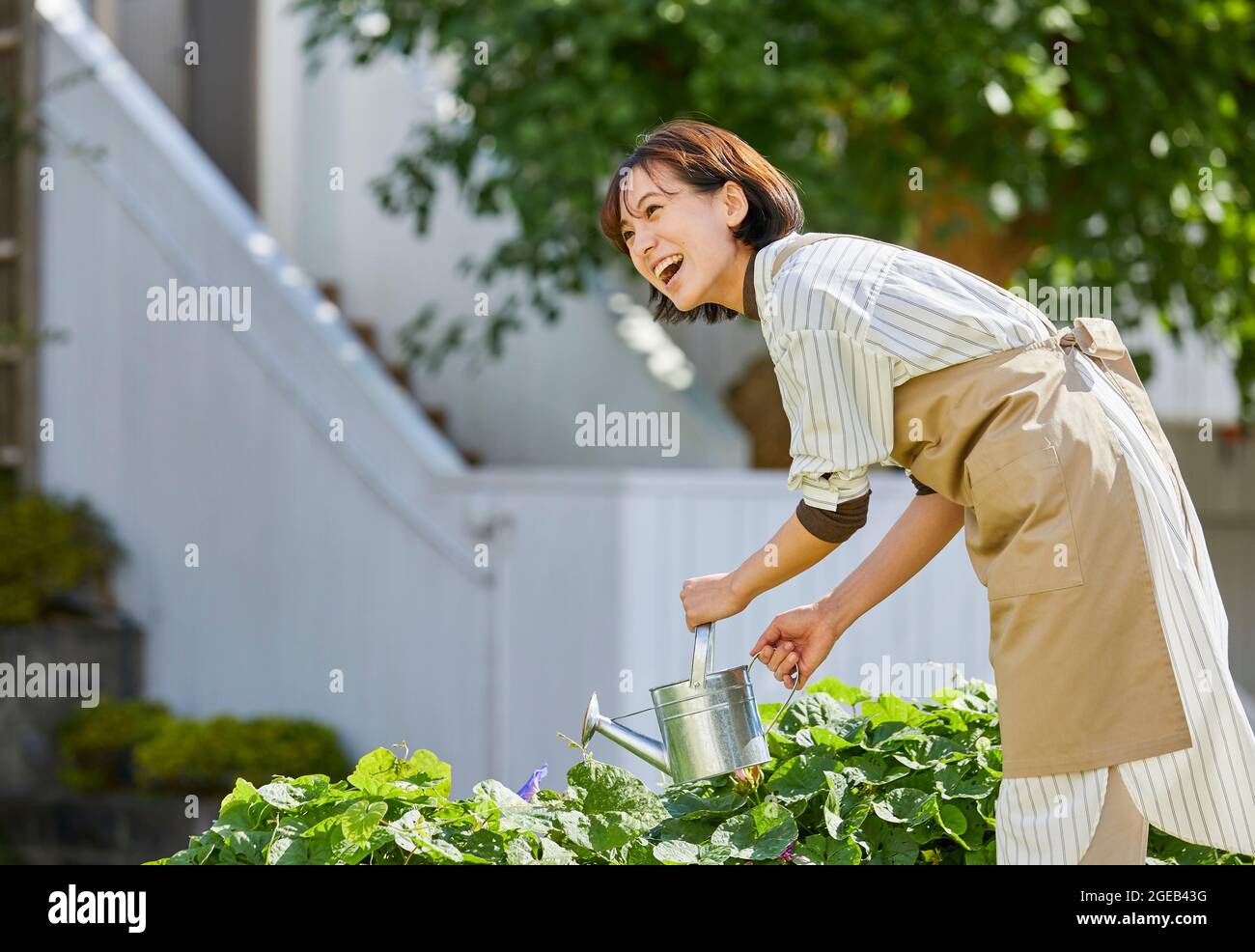 Japanische Frau, die im Garten arbeitet Stockfoto