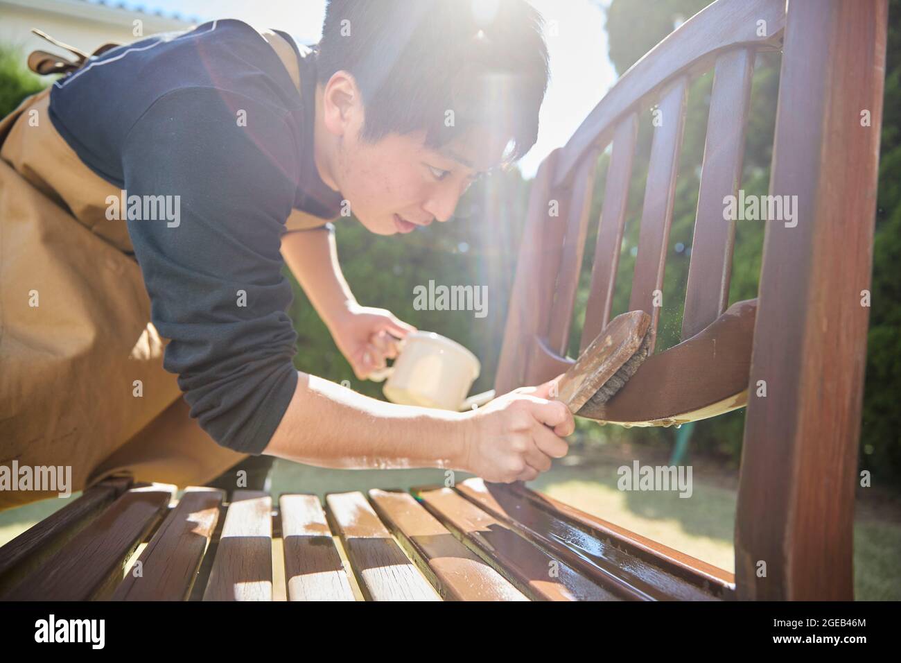 Japanischer Mann, der im Garten arbeitet Stockfoto