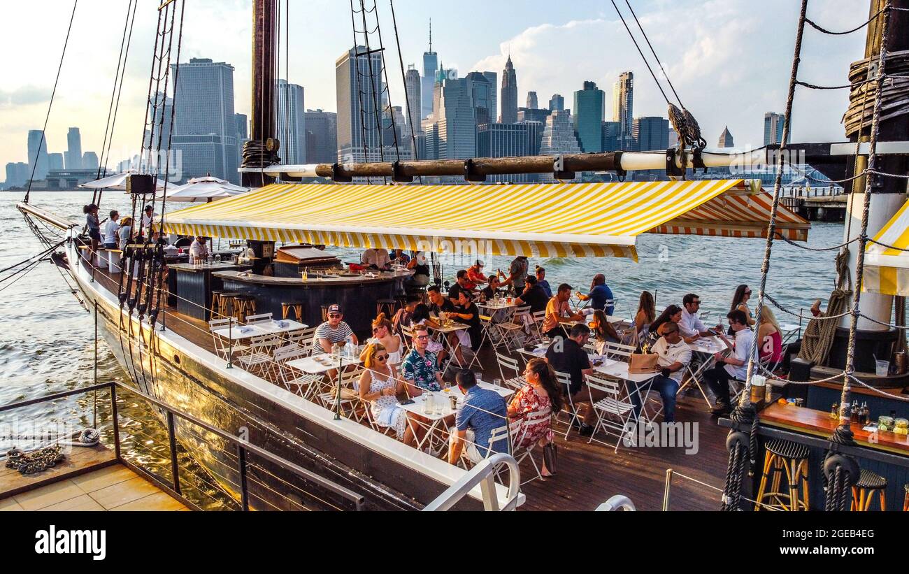 Pilot Restaurant, Brooklyn Bridge Park Pier 6, Brooklyn, New York, USA Stockfoto