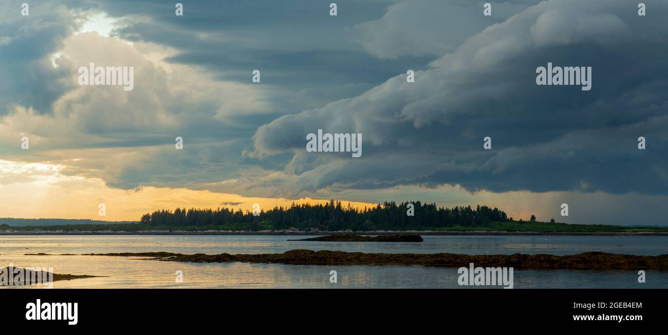 Regenwolken bei Sonnenuntergang. Blick über Whaleboat Island. Cempswell Neck, Maine. Stockfoto