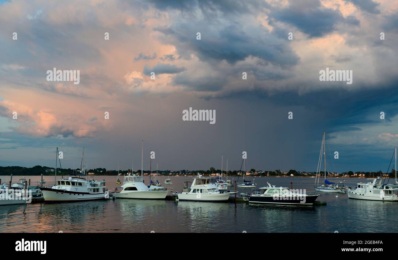 Regenwolken bei Sonnenuntergang in Dolphin Marina. Cempswell, Maine. Orrs Island im Hintergrund. Stockfoto