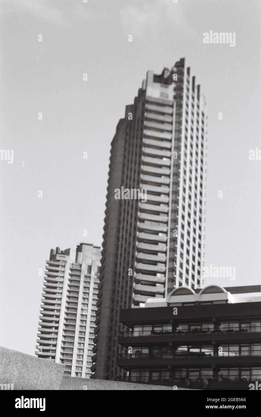 Eine Serie von Fotos, die auf dem barbican Estate auf 35mm in Schwarz-Weiß aufgenommen wurden Stockfoto