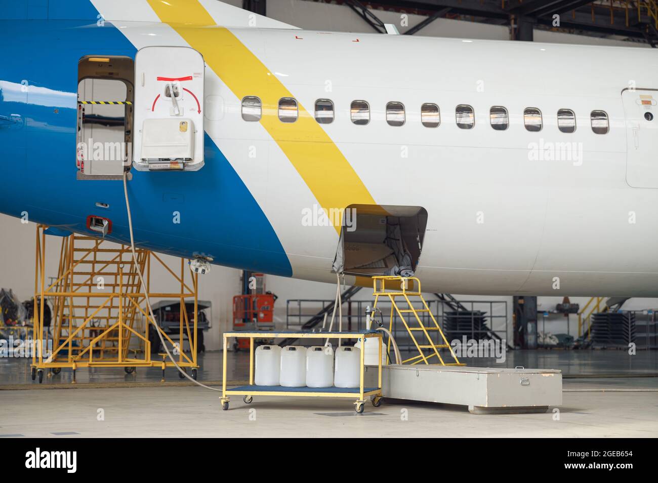 Passagierflugzeug auf Wartung Reparatur in Flughafen Hangar drinnen in den Tag. Flugzeug Stockfoto