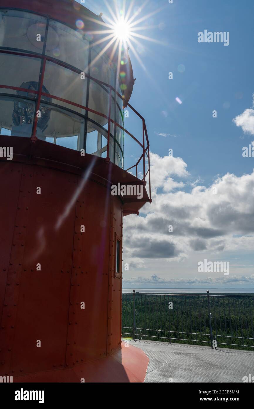 Estland, Hiiumaa-Insel. Aussichtsplattform und roter Teil der Leuchtturmbaumauer mit Blick auf die riesigen Wälder der Insel. A Stockfoto