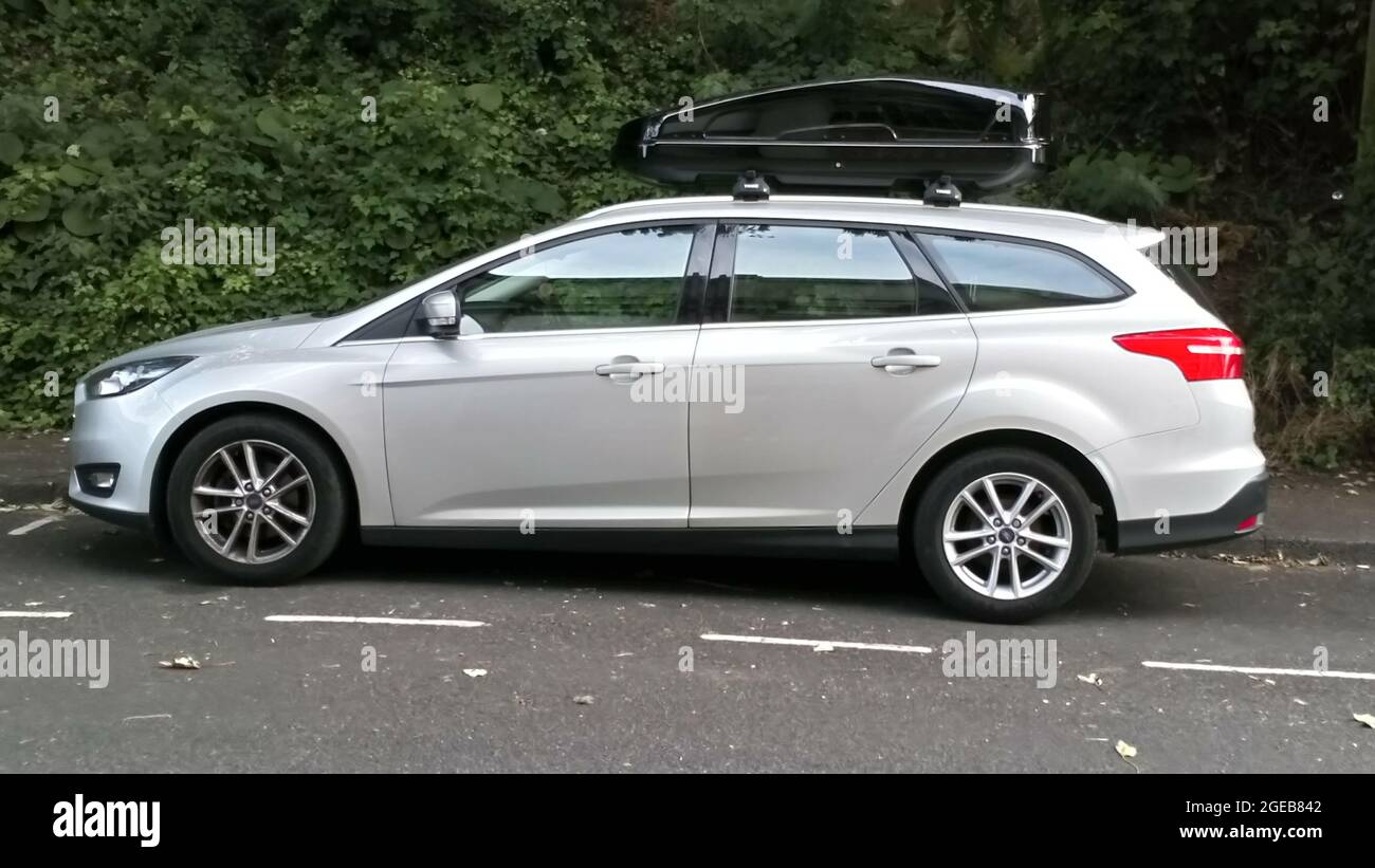 Ein Ford Focus Kombi aus dem Jahr 2016 mit Dachbox, der in Torquay, Devon, England, geparkt ist. Stockfoto