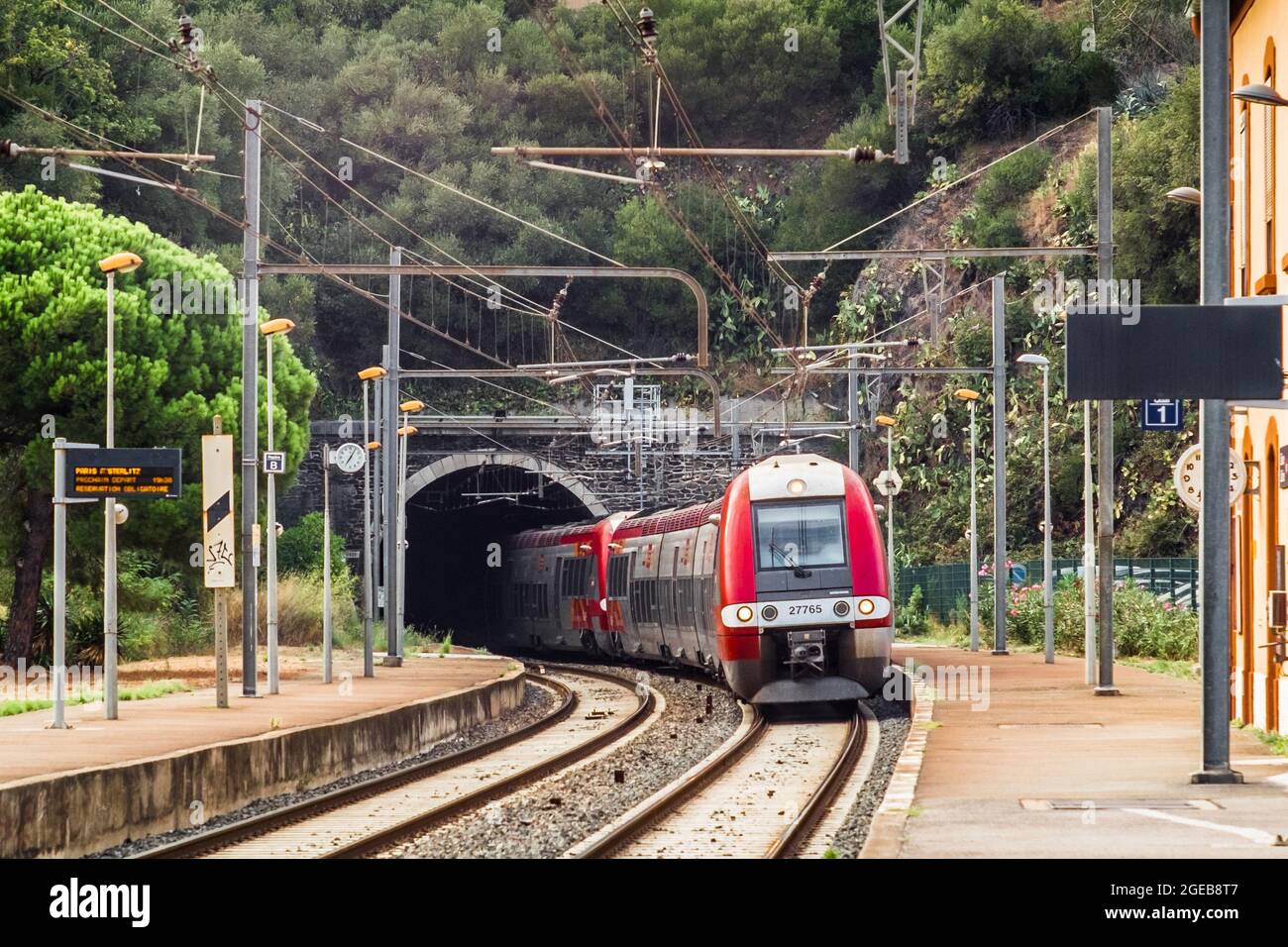Collioure, Frankreich; 27. August 2017: SNCF-Zug bei Ankunft am Bahnhof. Stockfoto