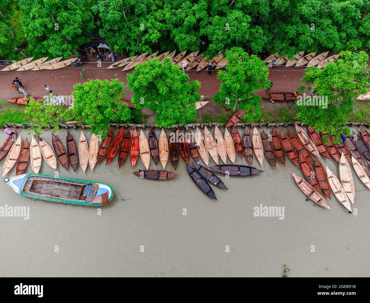 Non Exclusive: BARISHAL, BANGLADESCH- AUGUST 18: Luftaufnahme der Bootshersteller fertigen Holzboote am „Noukar Haat“ (Bootsmarkt) in Kuriana und Stockfoto