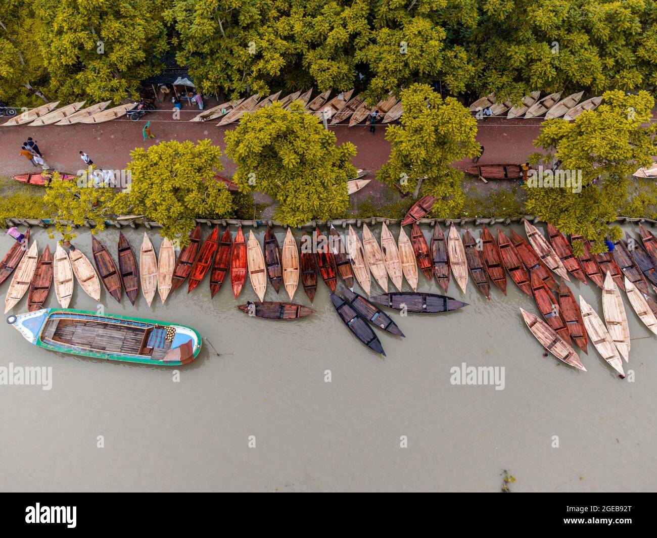 Non Exclusive: BARISHAL, BANGLADESCH- AUGUST 18: Luftaufnahme der Bootshersteller fertigen Holzboote am „Noukar Haat“ (Bootsmarkt) in Kuriana und Stockfoto