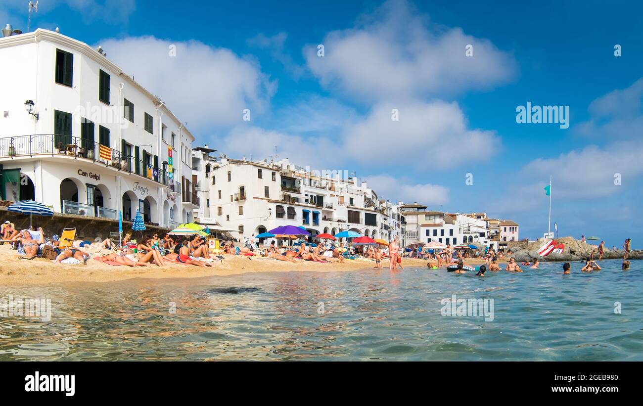 Calella de Palafrugell, Spanien; 28. August 2017: Strand von Calella vom Meer aus. Stockfoto