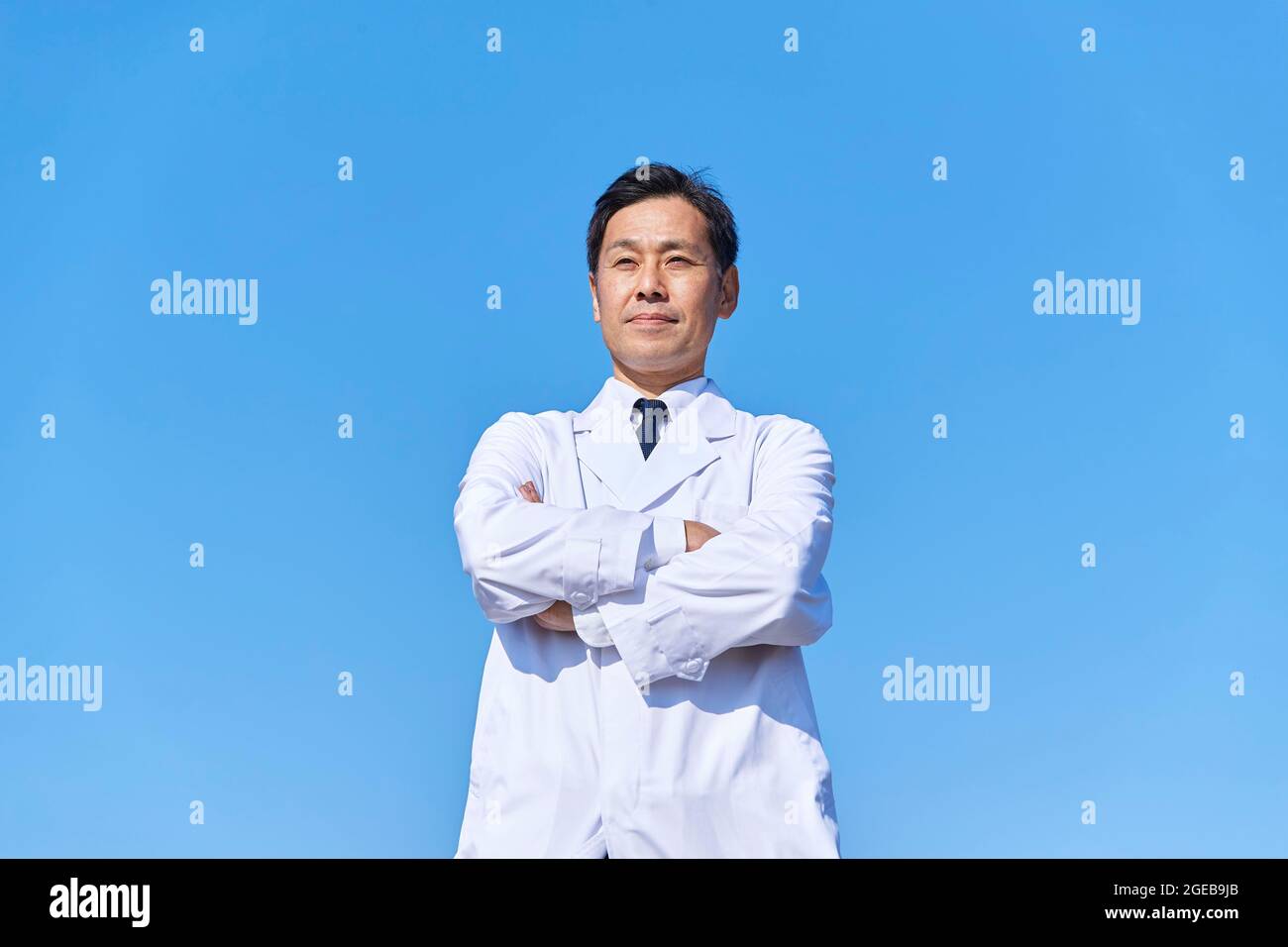 Japanischer Arzt draußen Stockfoto