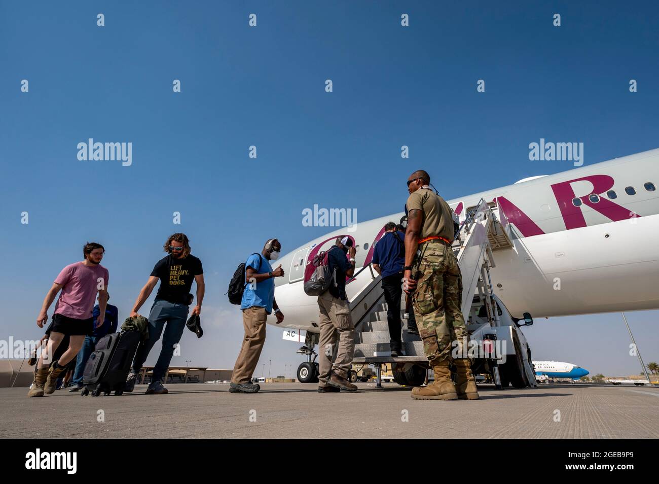 Al Udeied Air Base, Katar. August 2021. Mitarbeiter der US-Botschaft, die aus Afghanistan evakuiert wurden, besteigen einen Flug von Qatar Airways nach Kuwait im Rahmen der Operation Allies Refuge am 17. August 2021 auf der Al Udeid Air Base, Katar. Quelle: Planetpix/Alamy Live News Stockfoto