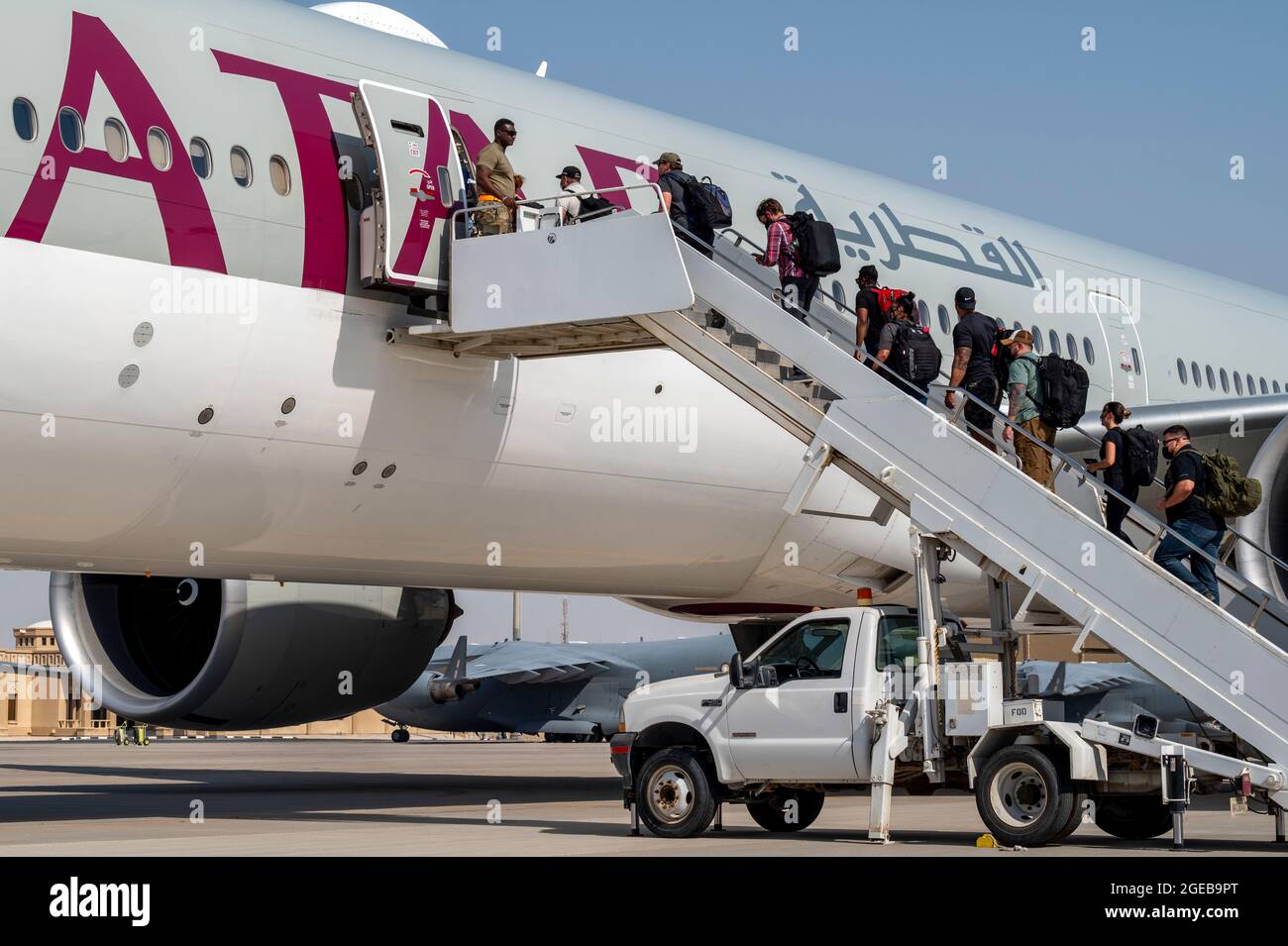 Al Udeied Air Base, Katar. August 2021. Mitarbeiter der US-Botschaft, die aus Afghanistan evakuiert wurden, besteigen einen Flug von Qatar Airways nach Kuwait im Rahmen der Operation Allies Refuge am 17. August 2021 auf der Al Udeid Air Base, Katar. Quelle: Planetpix/Alamy Live News Stockfoto