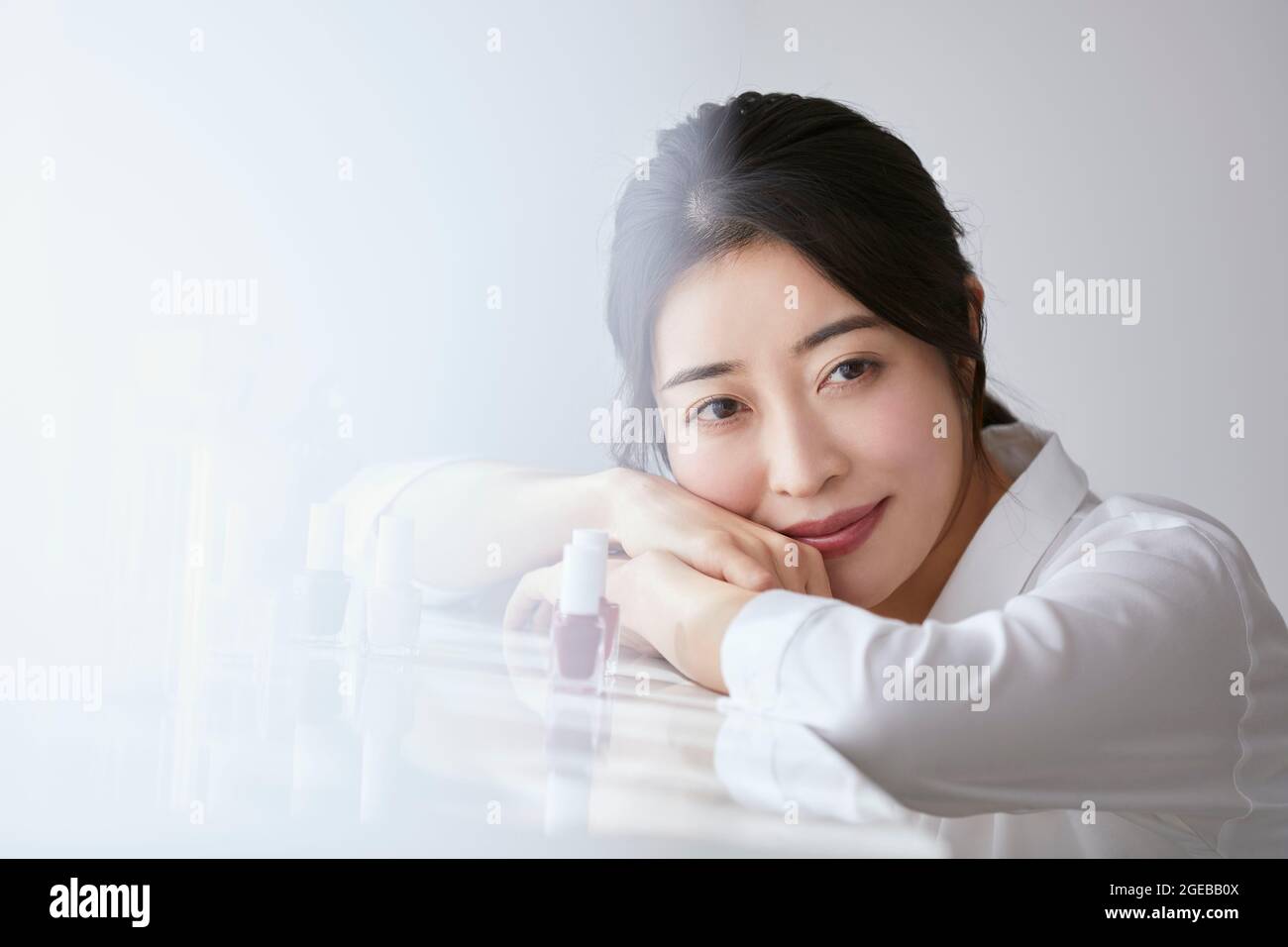 Japanische Frau genießt Zeit zu Hause Stockfoto