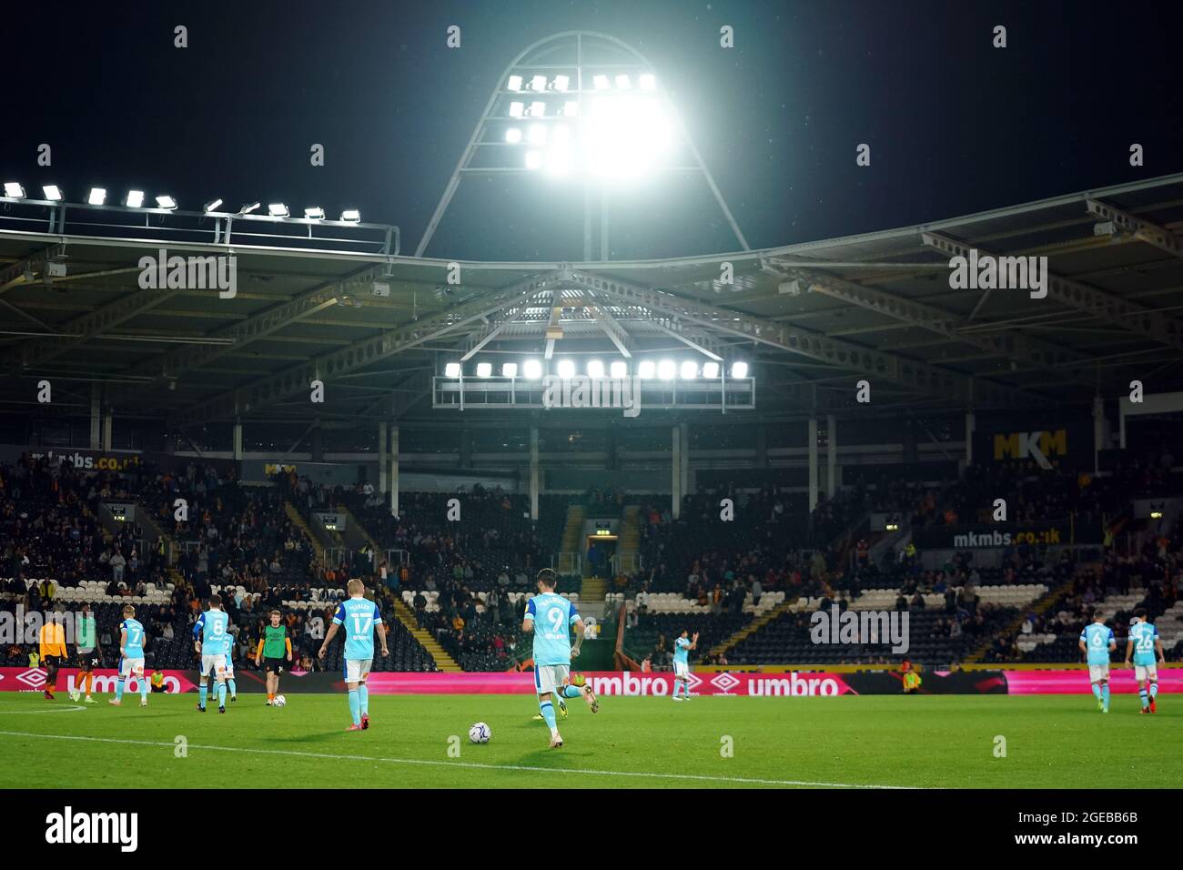 Derby County trifft vor Beginn der zweiten Halbzeit während des Sky Bet Championship-Spiels im MKM-Stadion, Hull, auf den Platz ein. Bilddatum: Mittwoch, 18. August 2021. Stockfoto