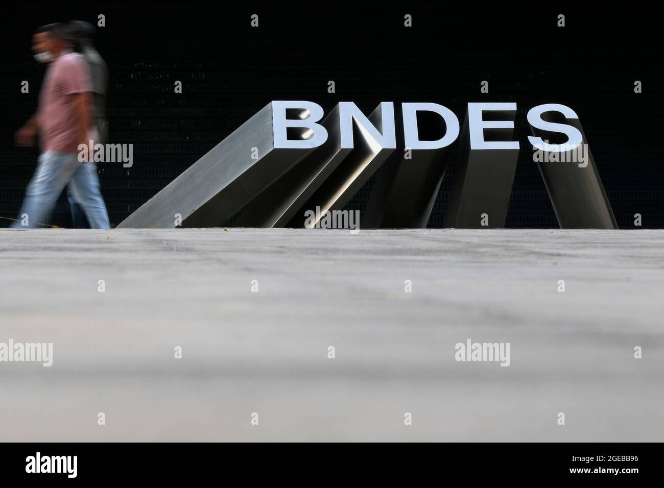 Logo der BNDES-Bank auf dem Hauptquartier des Gebäudes. Brasilianische staatliche Bank für soziale und wirtschaftliche Entwicklung - Rio de Janeiro, Brasilien 06.25.2021 Stockfoto