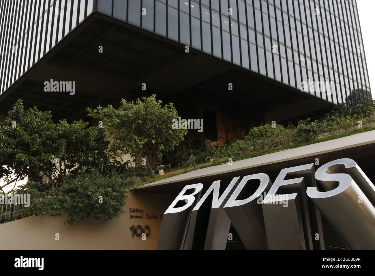 Logo der BNDES-Bank auf dem Hauptquartier des Gebäudes. Brasilianische staatliche Bank für soziale und wirtschaftliche Entwicklung - Rio de Janeiro, Brasilien 06.25.2021 Stockfoto