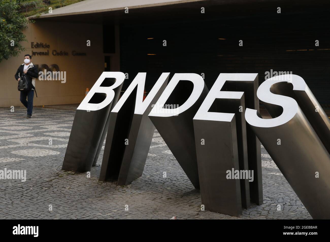Logo der BNDES-Bank auf dem Hauptquartier des Gebäudes. Brasilianische staatliche Bank für soziale und wirtschaftliche Entwicklung - Rio de Janeiro, Brasilien 06.25.2021 Stockfoto