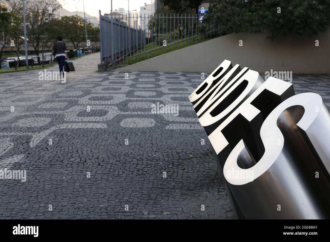 Logo der BNDES-Bank auf dem Hauptquartier des Gebäudes. Brasilianische staatliche Bank für soziale und wirtschaftliche Entwicklung - Rio de Janeiro, Brasilien 06.25.2021 Stockfoto