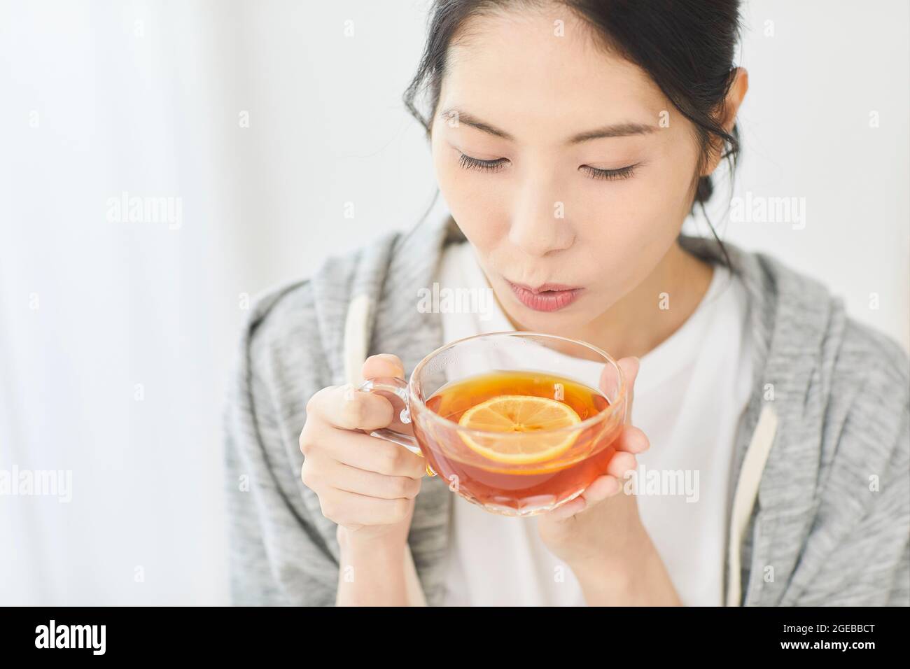 Japanische Frau genießt Zeit zu Hause Stockfoto