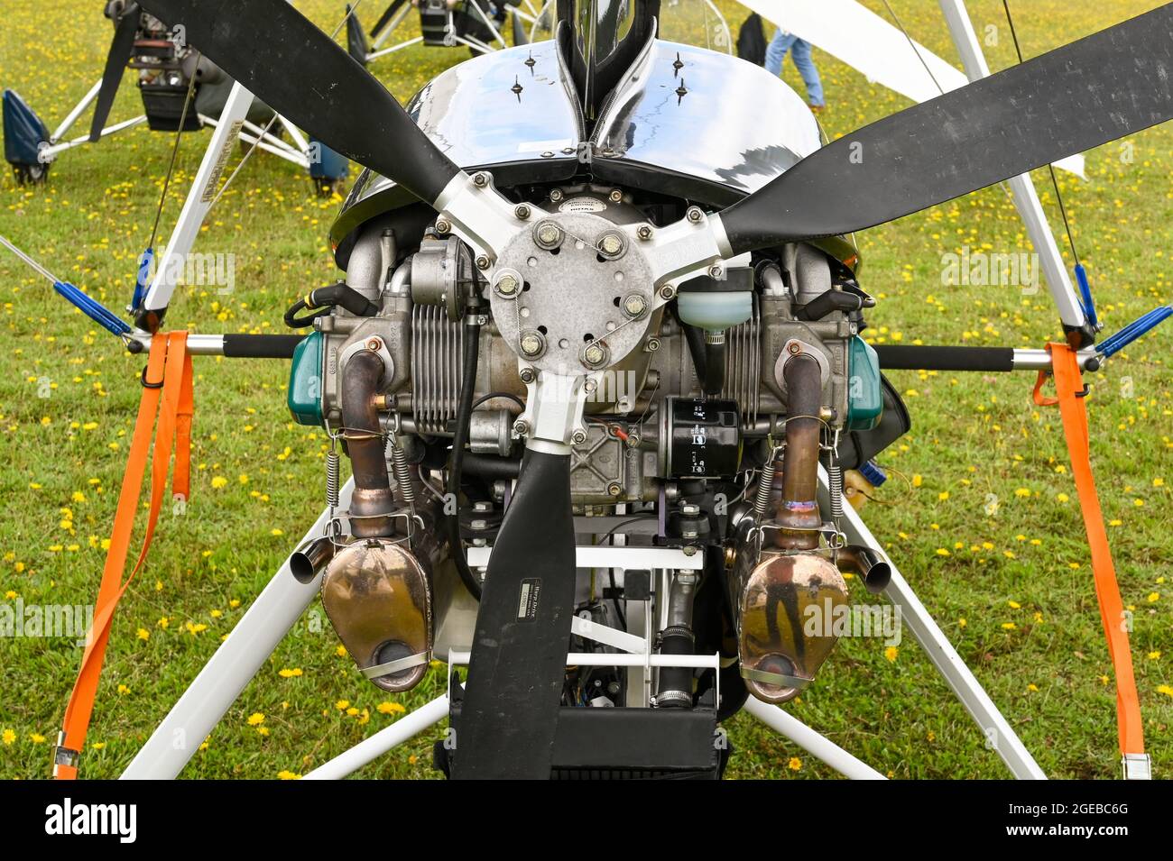 Popham, bei Basingstoke, England - August 2021: Nahaufnahme des Propellers und Drehmotors eines Ultraleichtflugzeugs. Stockfoto