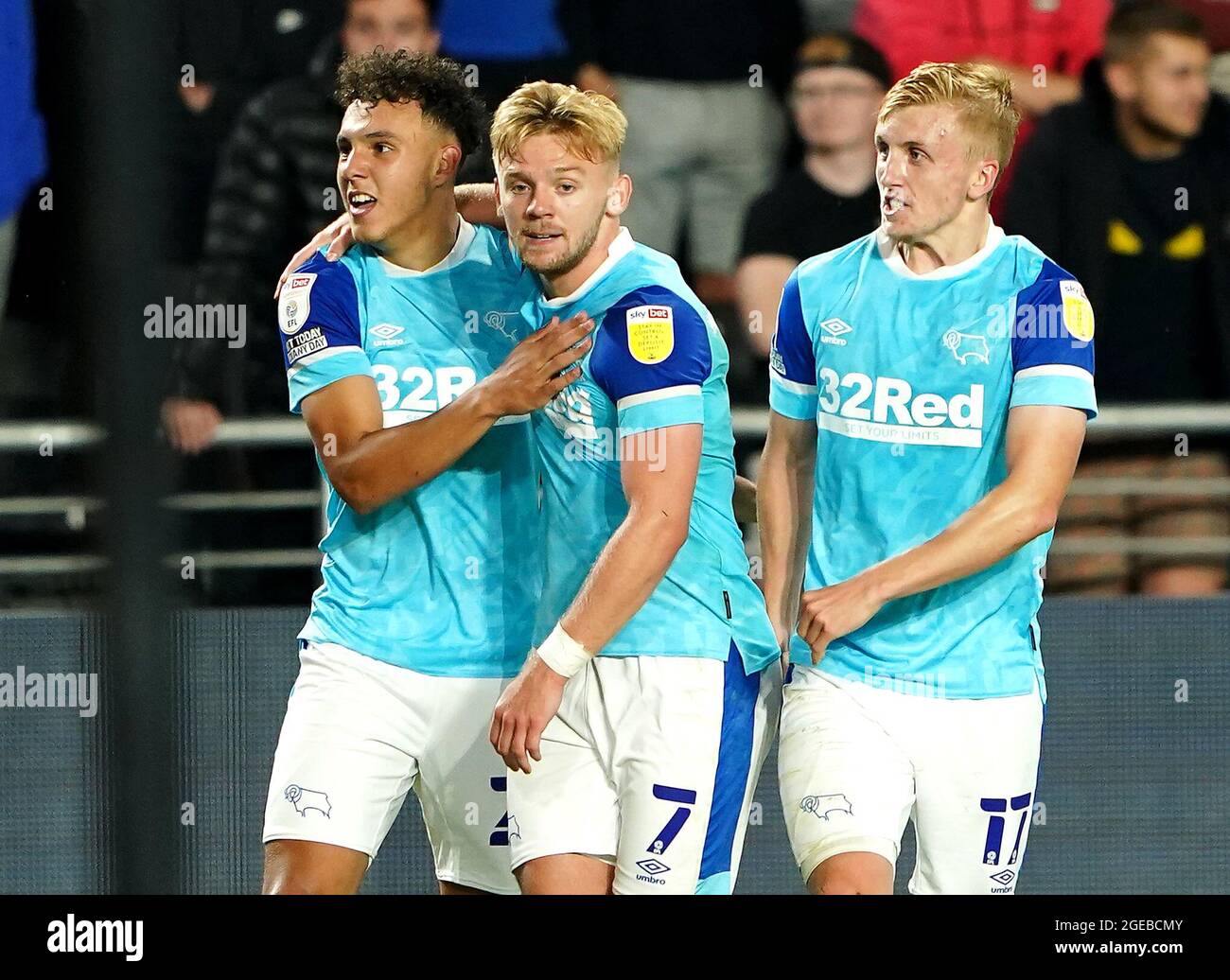 Lee Buchanan von Derby County (links), Kamil Jozwiak und Louie Sibley (rechts) feiern das erste Tor ihrer Mannschaft, das Teamkollege Sam Baldock (nicht abgebildet) während des Sky Bet Championship-Spiels im MKM-Stadion, Hull, erzielte. Bilddatum: Mittwoch, 18. August 2021. Stockfoto