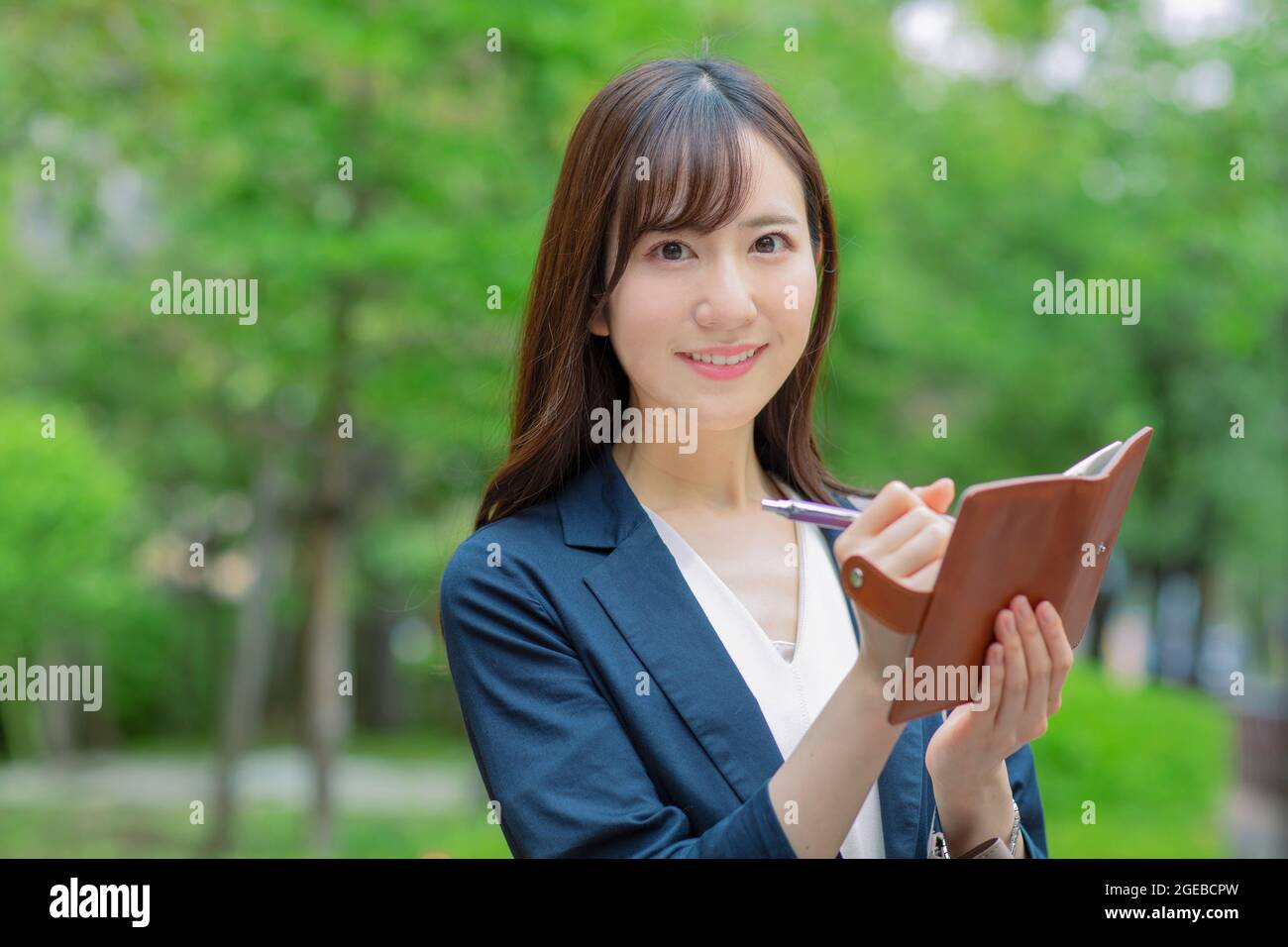 Japanische Geschäftsfrau in der Innenstadt Stockfoto