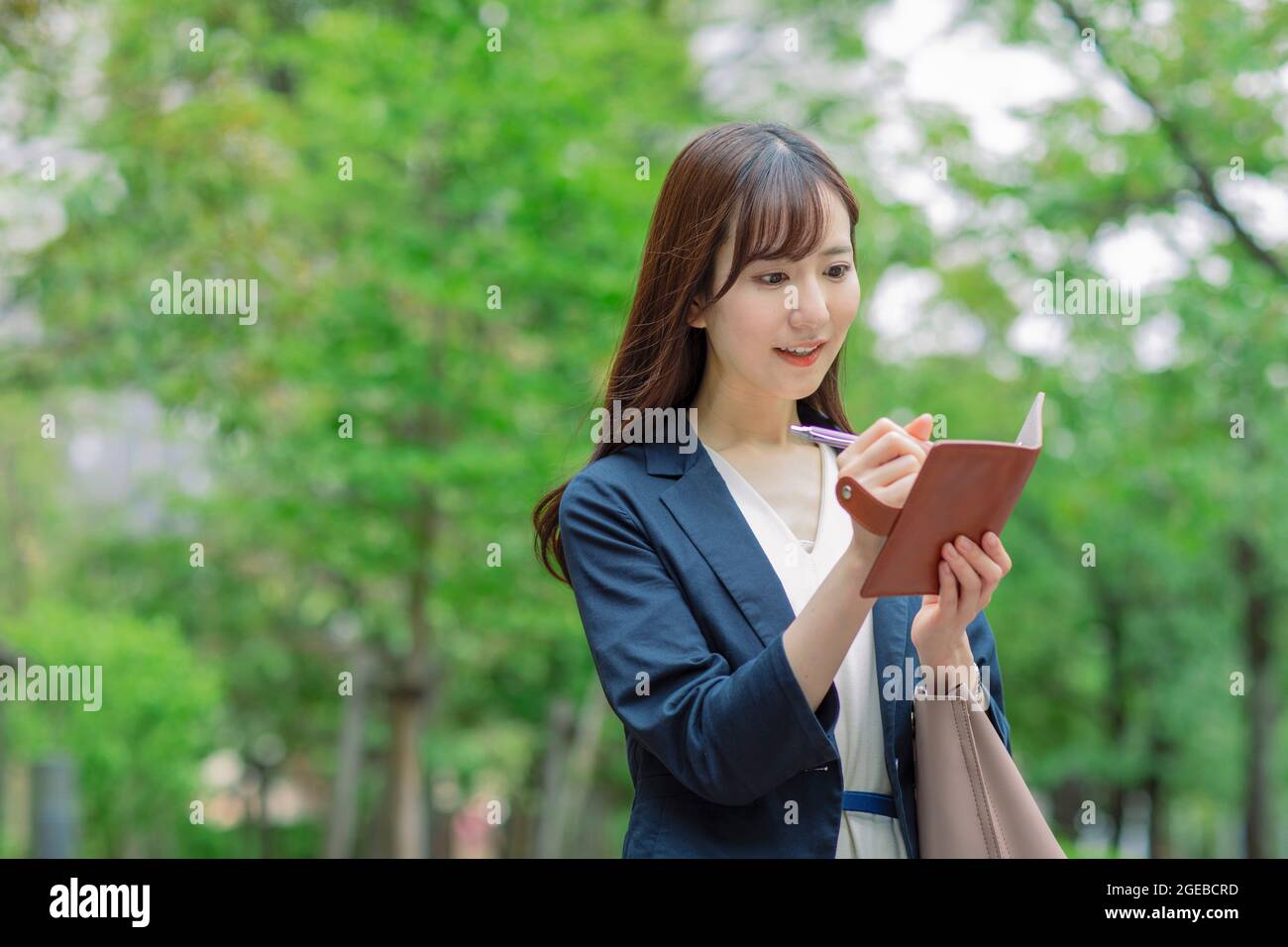 Japanische Geschäftsfrau in der Innenstadt Stockfoto