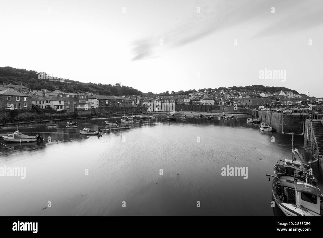 Mousehole.Cornwall.Vereinigtes Königreich.24. Juli 2021.Schwarz-Weiß-Foto des Fischerdorfes Mousehole in Cornwall an einem Sommerabend Stockfoto