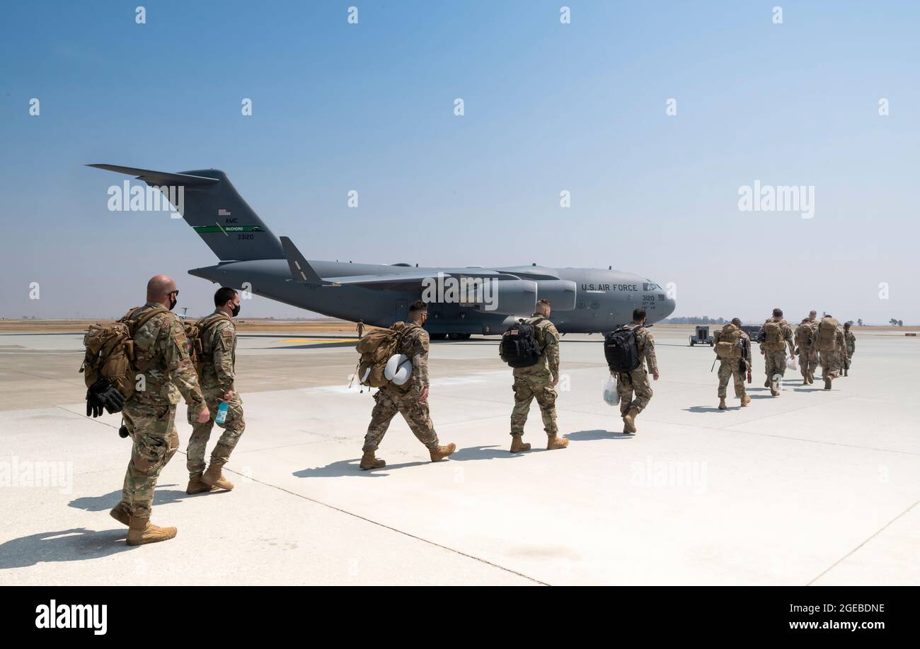 US-Luftstreitkräfte, die der 821. Kontingenzgruppe zugeordnet sind, machen sich auf den Weg zu einem C-17 Globemaster III auf der Travis Air Force Base, Kalifornien, 14. August 2021 die US-Luftwaffe unterstützt das Verteidigungsministerium, Truppen nach Afghanistan verlegt, um die sichere Ausreise und Umsiedlung von US-Bürgern, Empfängern von Sondereinreisevisa und gefährdeten afghanischen Bevölkerungen aus Afghanistan zu erleichtern. Das 621. CRW setzte Airmen der 621. Und 821. CRG sowie die 621. Air Mobility Advisor Group ein, um die Mission zu unterstützen. (USA Foto der Luftwaffe von Staff Sgt. Dennis Hoffman) Stockfoto