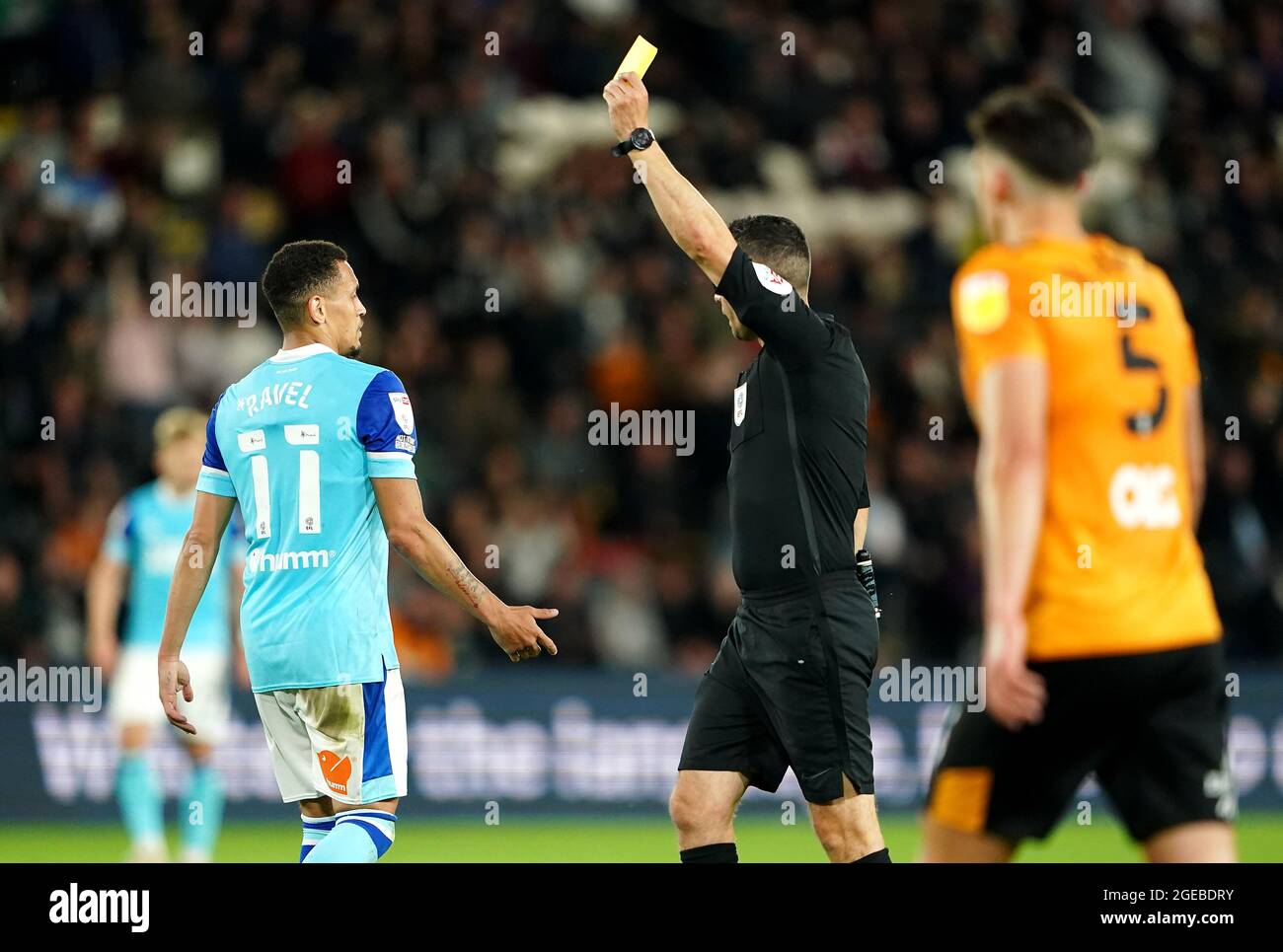 Schiedsrichter Jeremy Simpson zeigt Ravel Morrison (links) von Derby County für ein Foul während des Sky Bet Championship-Spiels im MKM Stadium, Hull, eine gelbe Karte. Bilddatum: Mittwoch, 18. August 2021. Stockfoto