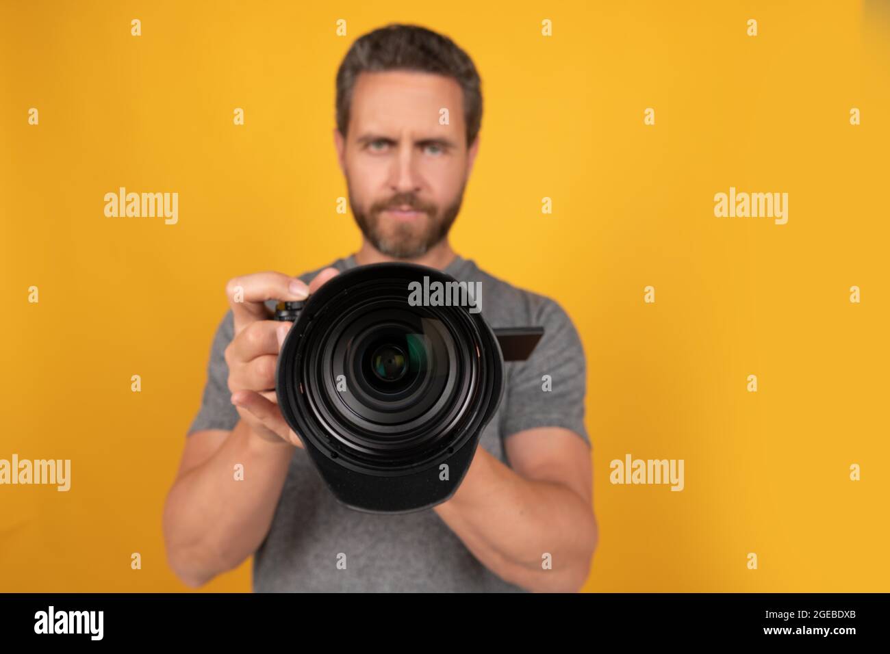 Fokus-Camcorder-Objektiv beim man-Videofilmer für Vlog, selektiven Fokus, Videokamera. Stockfoto