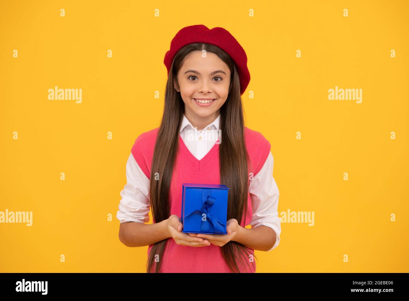 Tween und Jugend. Kaufen Sie ein Geschenk. Gutes Angebot. Happy french teen girl halten Geschenkbox. Stockfoto