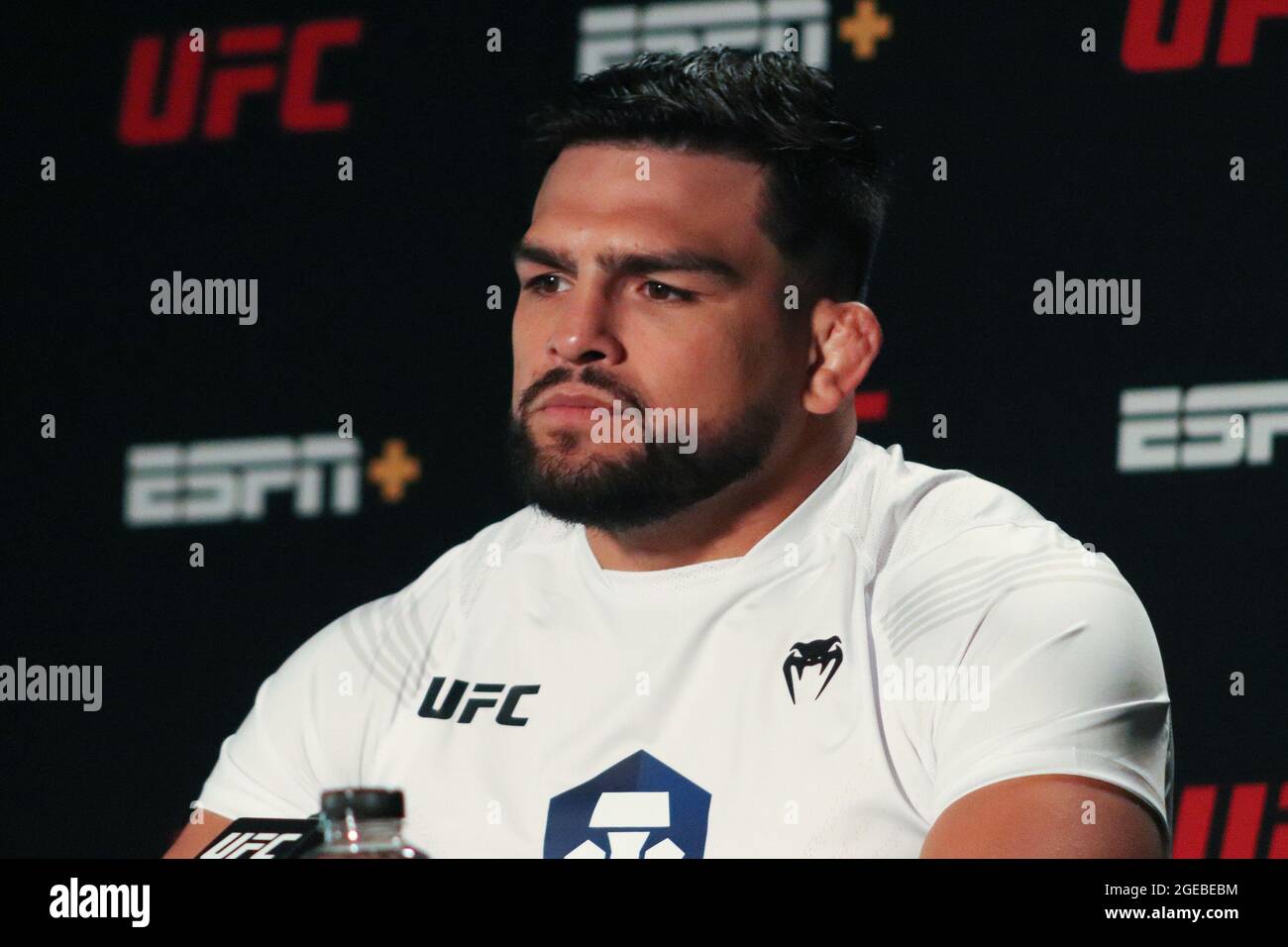 LAS VEGAS, NV - 18. AUGUST: Kelvin Gastelum interagiert während des UFC Vegas 34: Cannonier gegen Gastelum Media Day bei der UFC Apex am 18. August 2021 in Las Vegas, Nevada, USA. (Foto von Diego Ribas/PxImages) Credit: Px Images/Alamy Live News Stockfoto