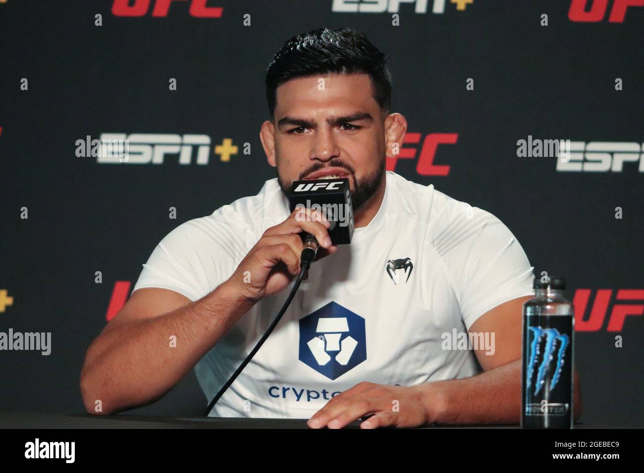 LAS VEGAS, NV - 18. AUGUST: Kelvin Gastelum interagiert während des UFC Vegas 34: Cannonier gegen Gastelum Media Day bei der UFC Apex am 18. August 2021 in Las Vegas, Nevada, USA. (Foto von Diego Ribas/PxImages) Credit: Px Images/Alamy Live News Stockfoto