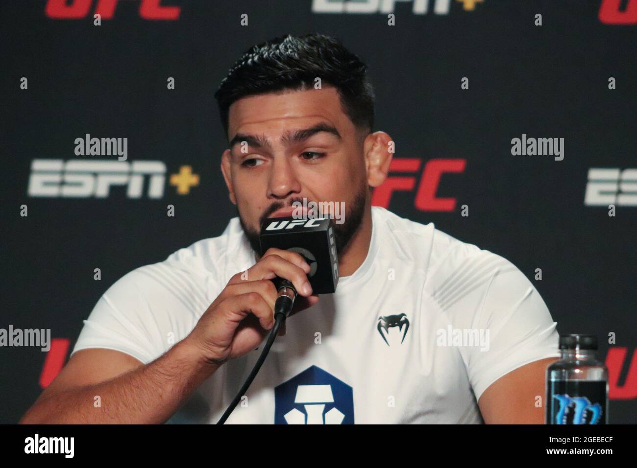 LAS VEGAS, NV - 18. AUGUST: Kelvin Gastelum interagiert während des UFC Vegas 34: Cannonier gegen Gastelum Media Day bei der UFC Apex am 18. August 2021 in Las Vegas, Nevada, USA. (Foto von Diego Ribas/PxImages) Credit: Px Images/Alamy Live News Stockfoto