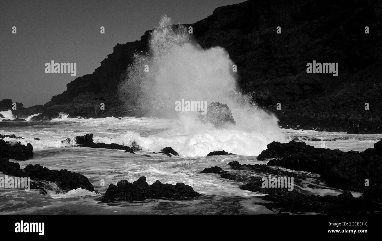 Das Meer bricht gegen einen Felsen, an der Küste von El Hierro, Kanarische Inseln, Spanien Stockfoto