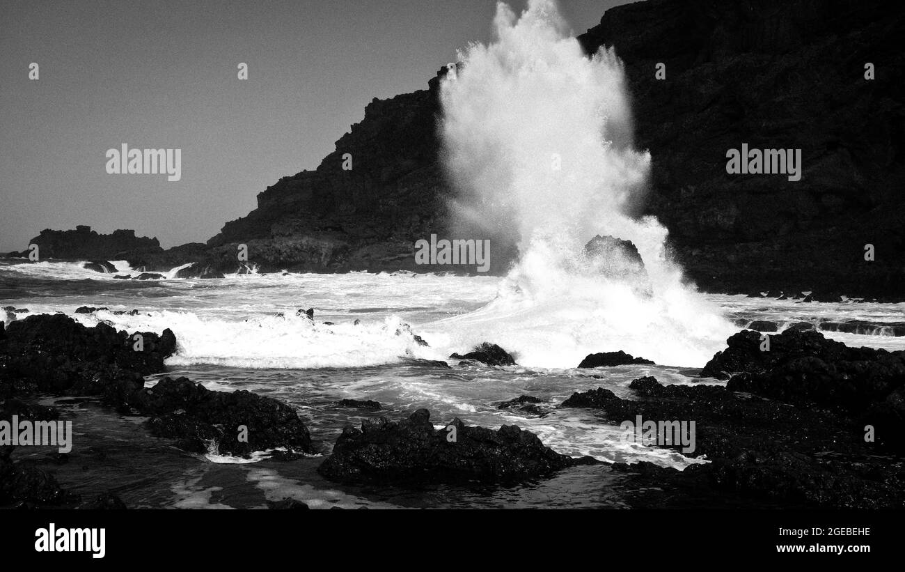 Das Meer bricht gegen einen Felsen, an der Küste von El Hierro, Kanarische Inseln, Spanien Stockfoto