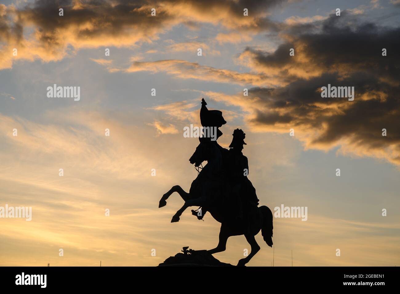 Eine Silhouette eines Reiters über dem Himmel in Wien, Austira. Stockfoto