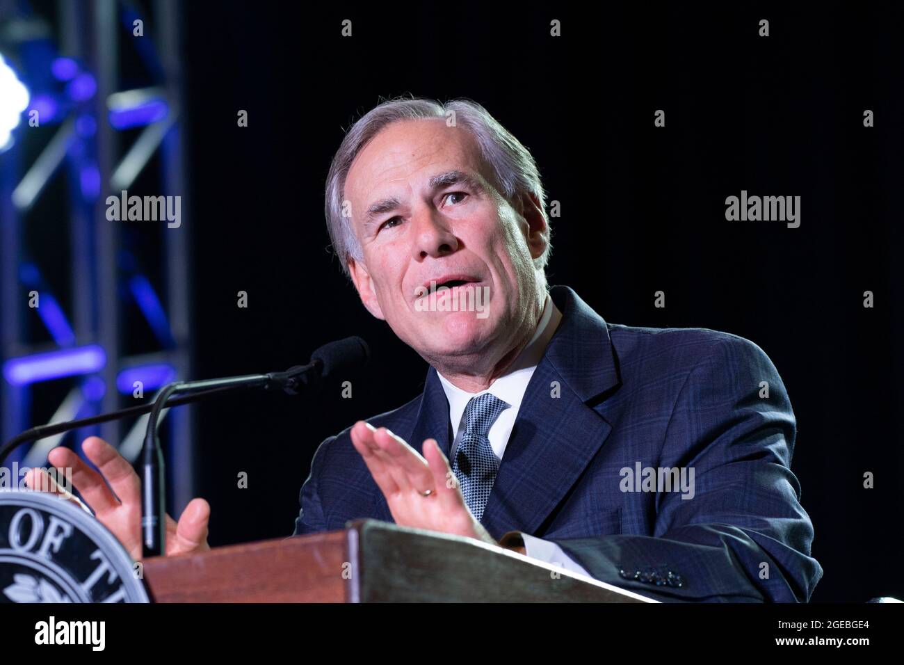 Der Gouverneur von Texas, Greg Abbott, spricht am 9. August 2021, acht Tage vor einem positiven COVID-19-Test am 17. August, ohne Maske vor einer Gruppe von Geschäftsführern aus Texas in Austin. Der Gouverneur, der täglich getestet wird, erhält eine Regeneron-Behandlung mit monoklonalen Antikörpern und weist keine gemeldeten Symptome auf. Stockfoto