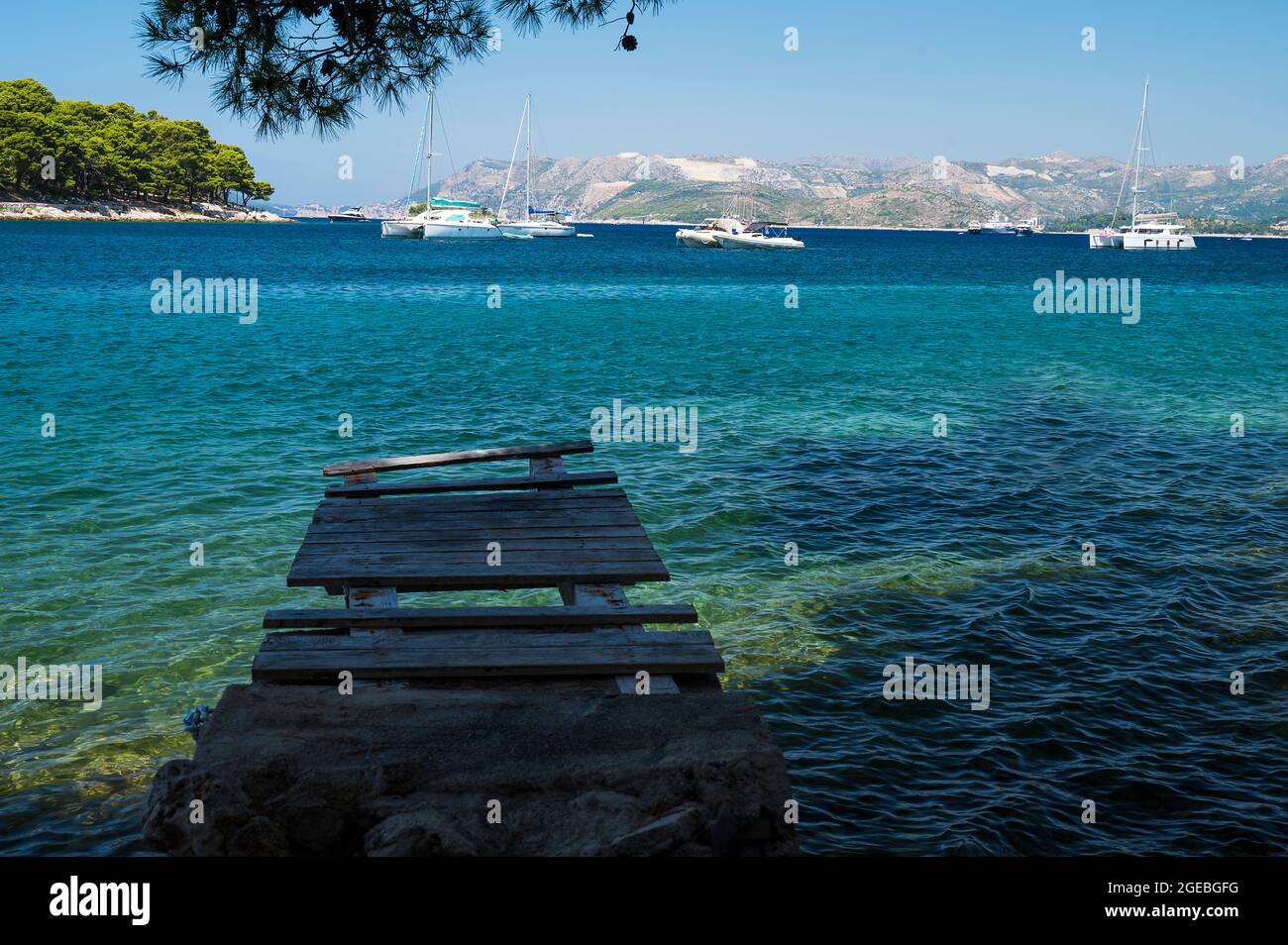 Holzsteg und Boot an der Küste bei Cavtat, Kroatien Stockfoto Holzsteg und Boot an der Küste bei Cavtat, Kroatien Stockfoto