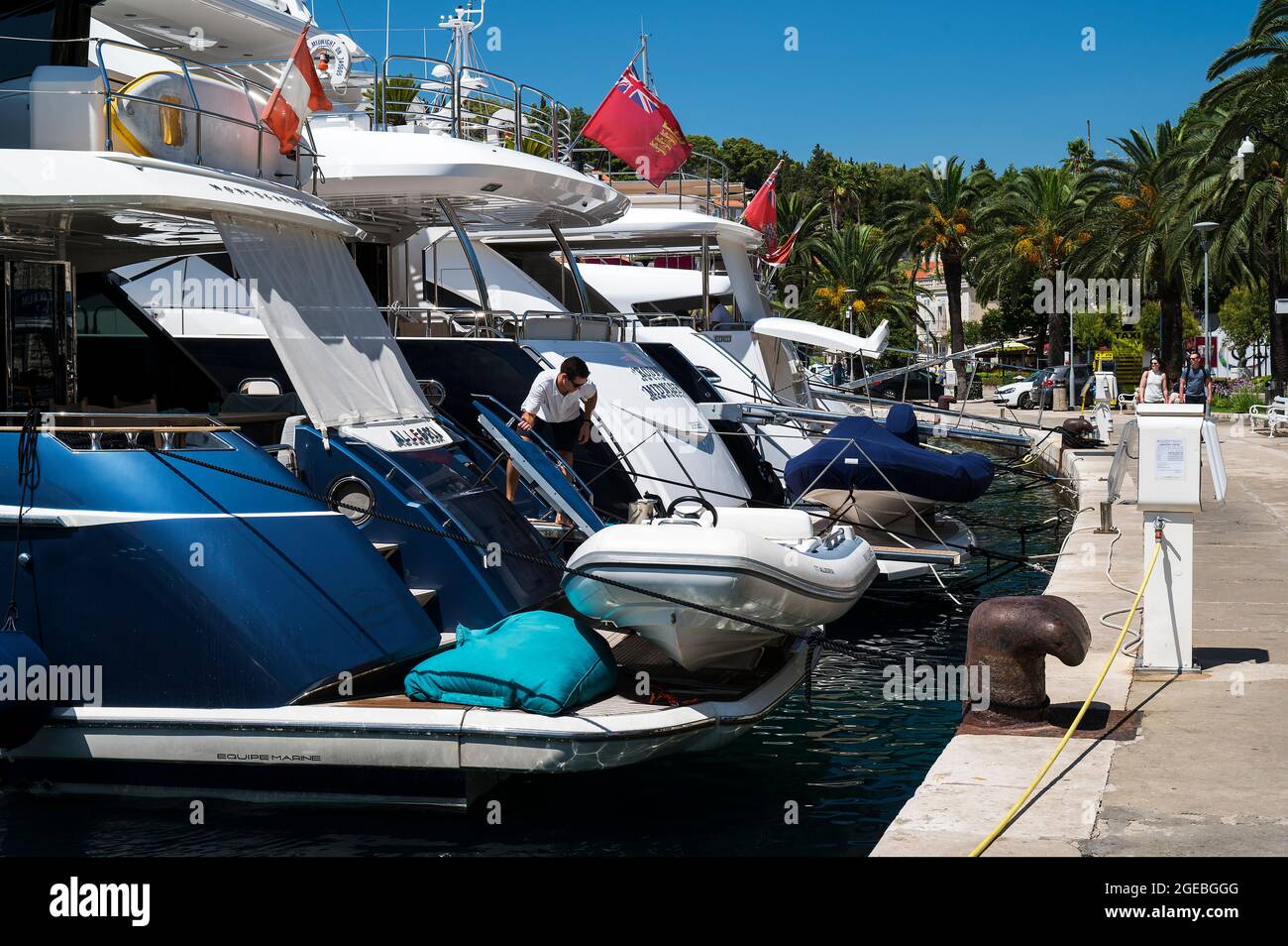 Luxusyachten Reihen sich an der wunderschönen Marina von Cavtat an der Adriaküste Kroatiens an Stockfoto Luxusyachten Reihen sich an der wunderschönen Marina von Cavtat an der Adriaküste Kroatiens an Stockfoto