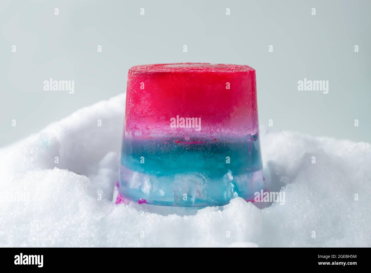 Farbenfroh schmelzendes Eis, das im Aktivitätsprozess der Kinder gefärbt ist Stockfoto
