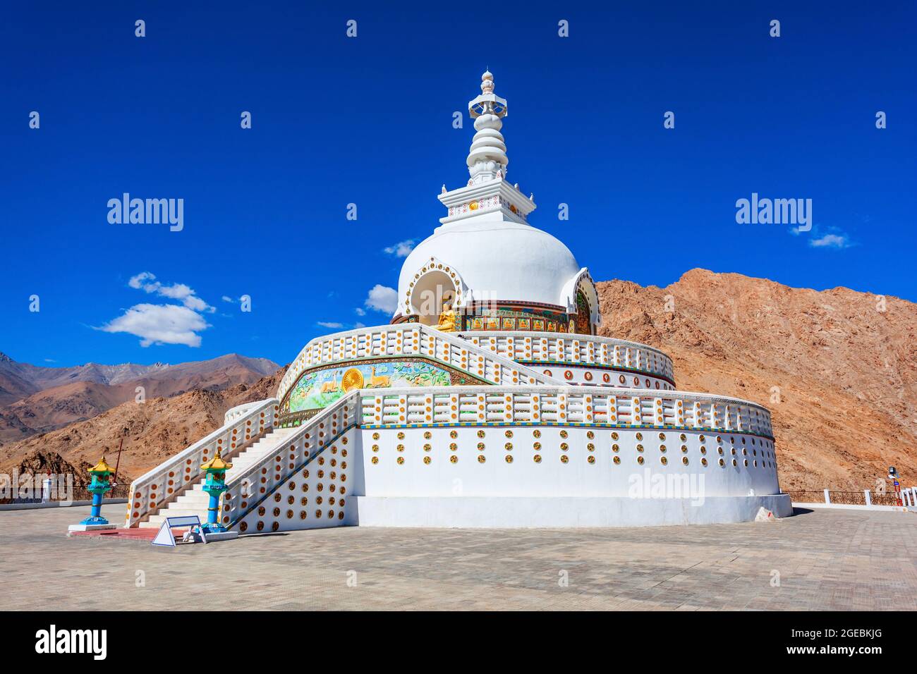 Shanti Stupa ist ein buddhistischer, weißer Kuppelstupa oder Chorgesänger auf einem Hügel in Leh Stadt in Ladakh, Nordindien Stockfoto