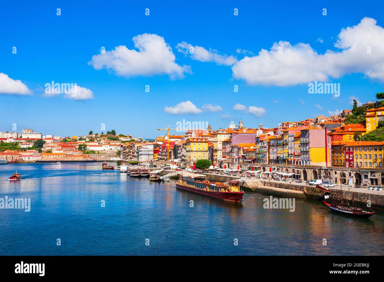 Douro Fluss und Häuser mit orangen Dächern in Porto Stadt aus der Luft Panoramablick. Porto ist die zweitgrößte Stadt Portugals. Stockfoto