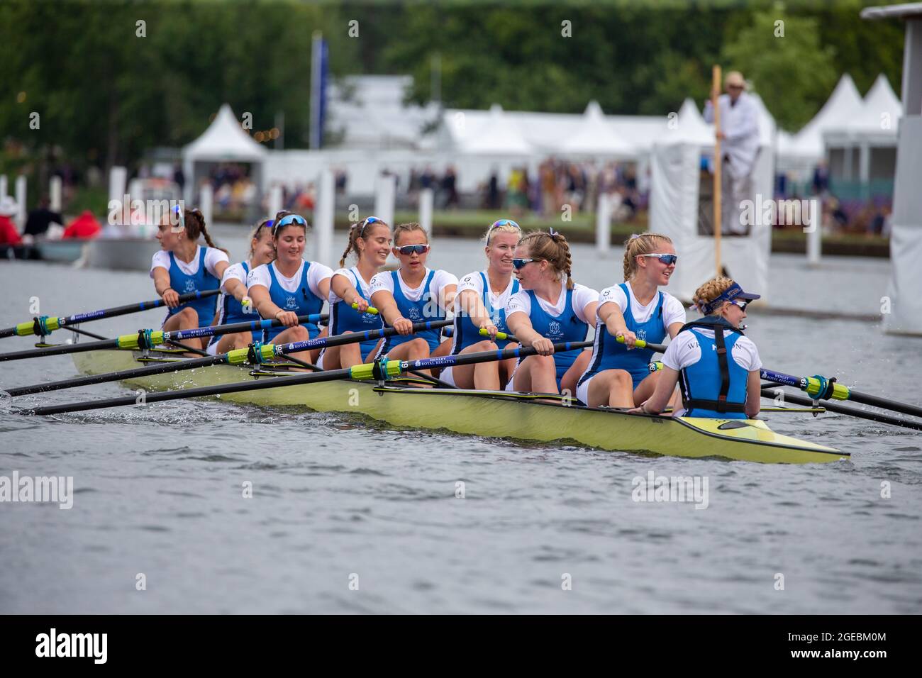 Henley-upon-Thames, Oxfordshire, Großbritannien. Die Henley Royal Regatta, Covid, passte die Rennen mit traditionellen Vorläufen an und führte zum großen Finale am Sonntag im August Stockfoto