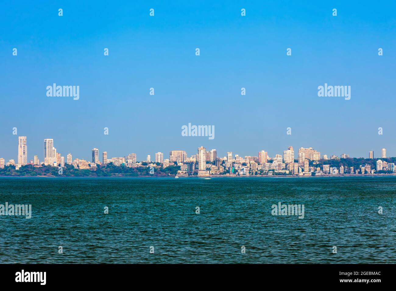 Panoramablick auf die Skyline von Mumbai vom Nariman Point am Marine Drive. Mumbai ist eine Finanzhauptstadt Indiens. Stockfoto